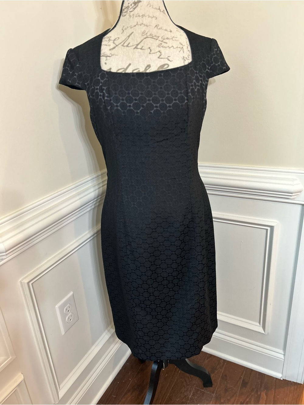 Maggy London Black Textured Cap-Sleeve Sheath Midi Dress